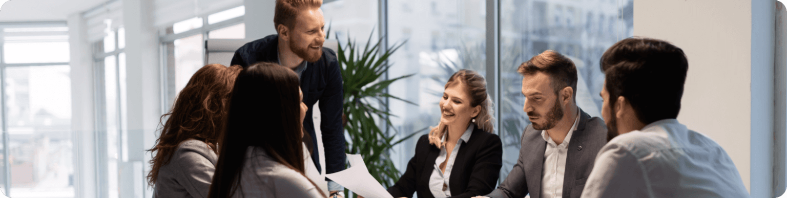 Equipe de profissionais discutindo garantias e seguros em uma sala de reuniões moderna.